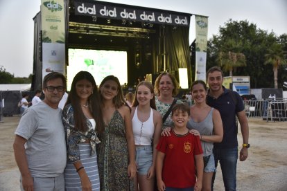 La familia Sánchez García y la familia Moreta Alba de Madrid repiten vacaciones en Vera y acudieron al evento “Dial al Sol” con muchas ganas de disfrutar de la música