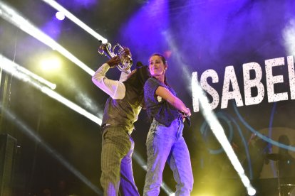 La segoviana Isabel Aaiún animó al público a corear algunas de sus letras y bailó sobre el escenario. La cantante de “Potra Salvaje” inició su actuación con su tema “Soy feriante”.