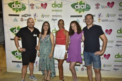 Francisco, Vanesa, Deri y Dori de Moratec Telefonía junto con José Sevilla, comercial de CM 2000.