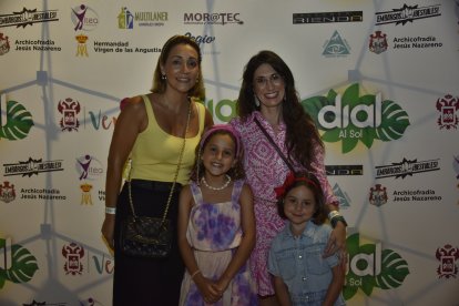 Paola Flores y Maite Núñez de Vera Import posaron antes del concierto junto a sus hijas, que tenían muchas ganas de disfrutar con sus cantantes favoritos.