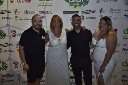 Sebastián González Crespo de Multilaner González Crespo junto a Brooke Eduards de Grupo Platino, Carolina Smith y el comercial de CM 2000, José Sevilla