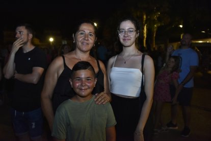 Isabel Contreras de Cuevas del Almanzora junto con sus hijos Sandra y Dani no quisieron perderse el concierto