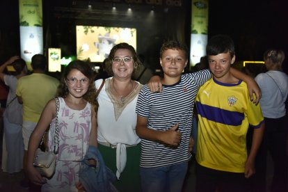 La familia Carretero Simón junto con su amigo Diego.