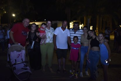 La familia de la pulpileña Montse Sánchez junto a la cantante.