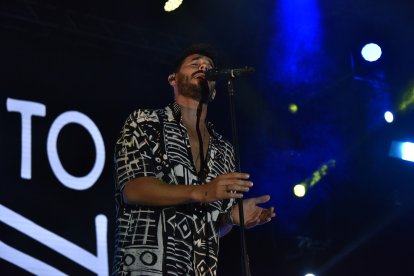 Antoñito Molina durante su actuación.