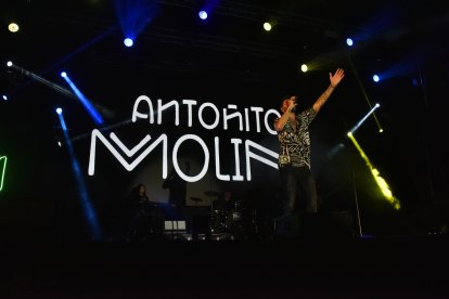 Antoñito Molina durante su actuación.