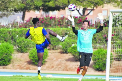 El portero Mariño en una de las salidas.