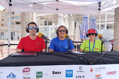 Fran García con los primeros entrevistados, la socorrista Andrea Covadonga y el portavoz y responsable de calidad y seguridad de cooperación Oscar Pariss