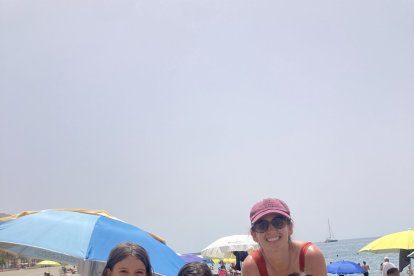 Alicia, sus hijas y amigas reciben el primer premio para visitar el Aquarium 