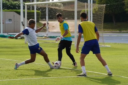 Lázaro presiona en una de las jugadas en el partido de entrenamiento.