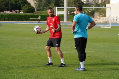Jesús Salvador, preparador de porteros, con Fernando. 