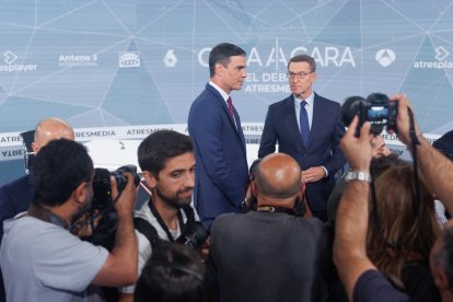 Saludo ante los periodistas.