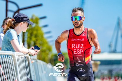 jairo cruzando la línea de meta.