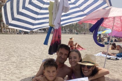 Eli, Andrea, Diego padre e hijo reciben una visita para las cuevas de Sorbas