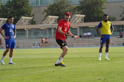 Vicente Moreno dando instrucciones en el Anexo.
