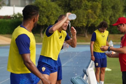 Rodrigo Ely se echa agua. 