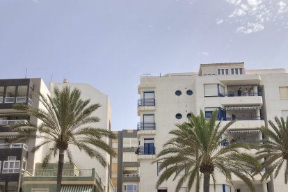 La gente siguiendo los bailes de zumba