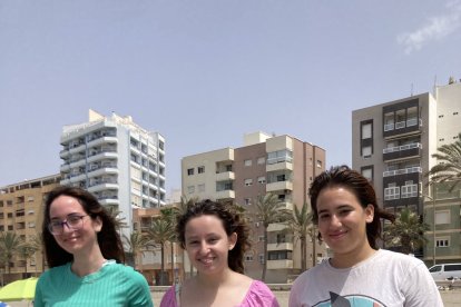 Las tres amigas que se llevan unas entradas para el parque acuático de vera