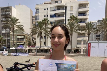 Sofía con su bono para disfrutar del buceo con CRISED