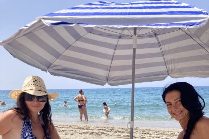 Julia y Dana con su premio