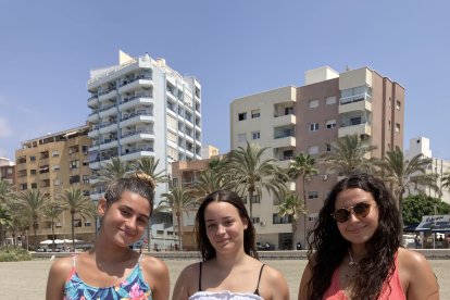 Las tres amigas con las entradas para el parque acuático AquaVera