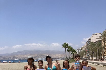 Los más pequeños con los regalos de Toy Planet