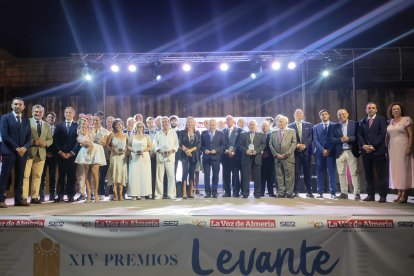 Foto de familia de los premiados.