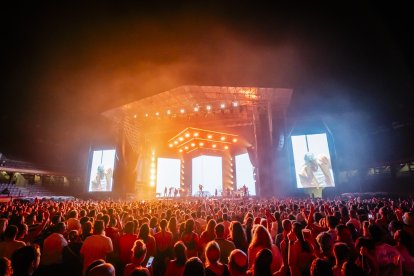 Lleno absoluto en la Plaza de Toros para acompañar al cantante y compositor en su gira.