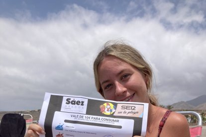 La joven Laura con su descuento para el Asador Sáez