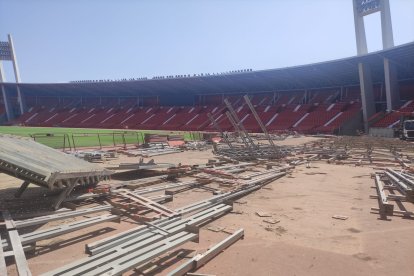 El fondo sur ya se ha retirado y la grada de cemento ya luce de rojo.