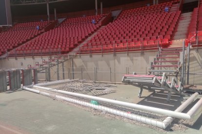 Las porterías se han retirado para poder trabajar mejor en el césped.