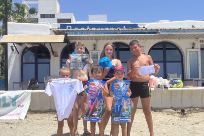 Los niños han jugado con Decroly Kids y luego han recibido regalos de Toy Planet y Papelería Carlin
