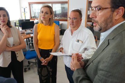 Candidatos, antes del sorteo, con Simón Ruiz, redactor jefe.