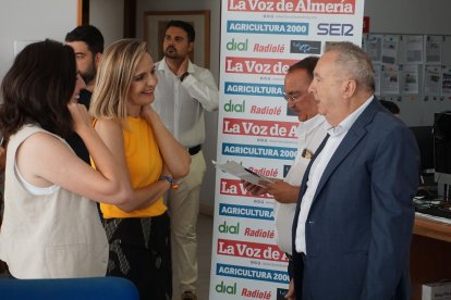 Llegada de candidatos a la Redacción.