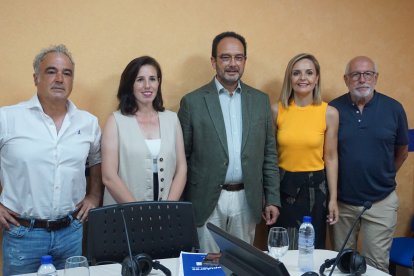 El moderador, junto a los cuatro invitados al debate.