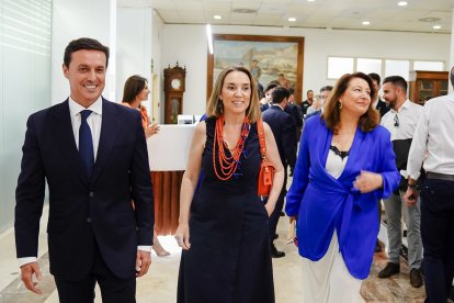 Javier Aureliano García, Cuca Gamarra y Carmen Crespo.