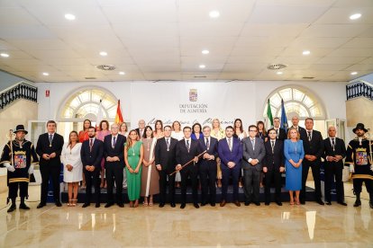 Foto de familia de la Corporación Provincial de Diputación 2023-2027,con sus 27 diputados provinciales.