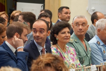 Diferentes autoridades políticas y militares.