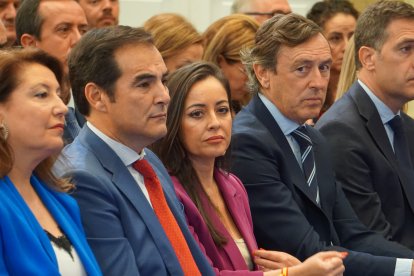 Los consejeros Carmen Crespo y José Antonio Nieto, junto a Mercedes Rodríguez, miembro de la mesa del Parlamento por VOX, Rafael Hernando, candidato al Congreso, y Miguel Ángel Castellón, candidato al Senado.