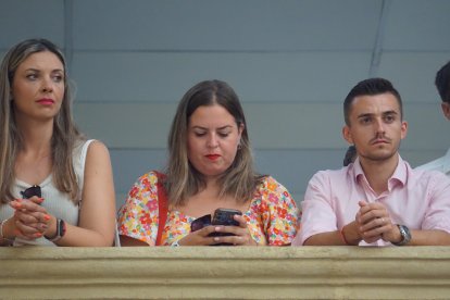 Jóvenes socialistas desde una ventana que da al Patio de Luces, observando el acto de constitución.
