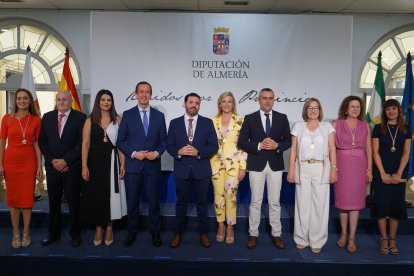 Diputados y diputadas del PSOE con José Martín y Juan Antonio Lorenzo.