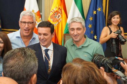 Javier Aureliano García se fotografía con decenas de alcaldes y otras autoridades que se dieron cita en el acto de este martes.