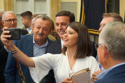 Un selfie de Juan Pedro García y Ángeles Martínez, de Pulpí, con el presidente de Diputación.