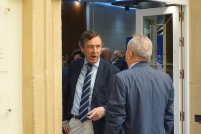 Rafael Hernando conversando con Pedro Manuel de la Cruz, director de La Voz de Almería.