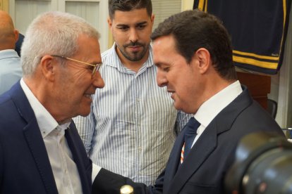 El empresario agrícola Pedro Caparrós saludando a Javier Aureliano García.