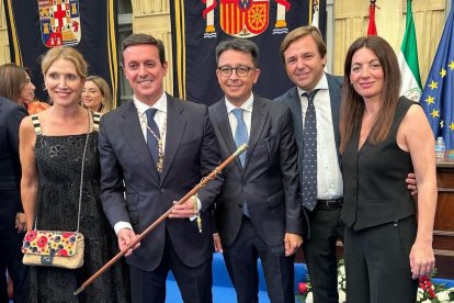 Javier A. García posa junto a los parlamentarios Manuel Guzmán y Julia Ibáñez, y la presidenta de la Autoridad Portuaria de Almería, Rosario Soto.