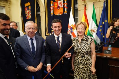 Pedro Manuel de la Cruz, director de La Voz de Almería, y Antonia Sánchez Villanueva, subdirectora, con Javier Aureliano García.