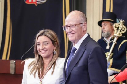 A la izquierda, Mª del Mar López Asensio. Área de Recursos Humanos.