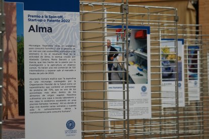 El acto de entrega ha estado acompañado por una exposición que acerca el trabajo de los premiados a la comunidad universitaria.