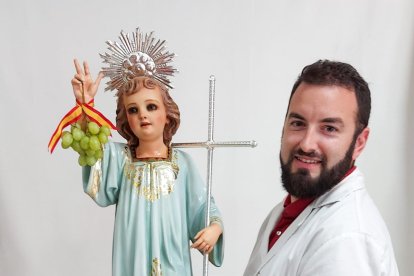 Jesús Latorre, junto a la talla, ya restaurada.